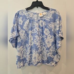 C&C california Blue Floral 100% linen top. Size XL. Good preowned condition.